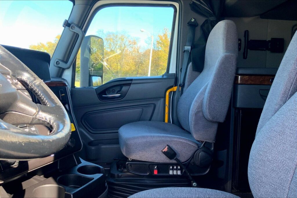 2021 CUM LT625 6×4 Sleeper