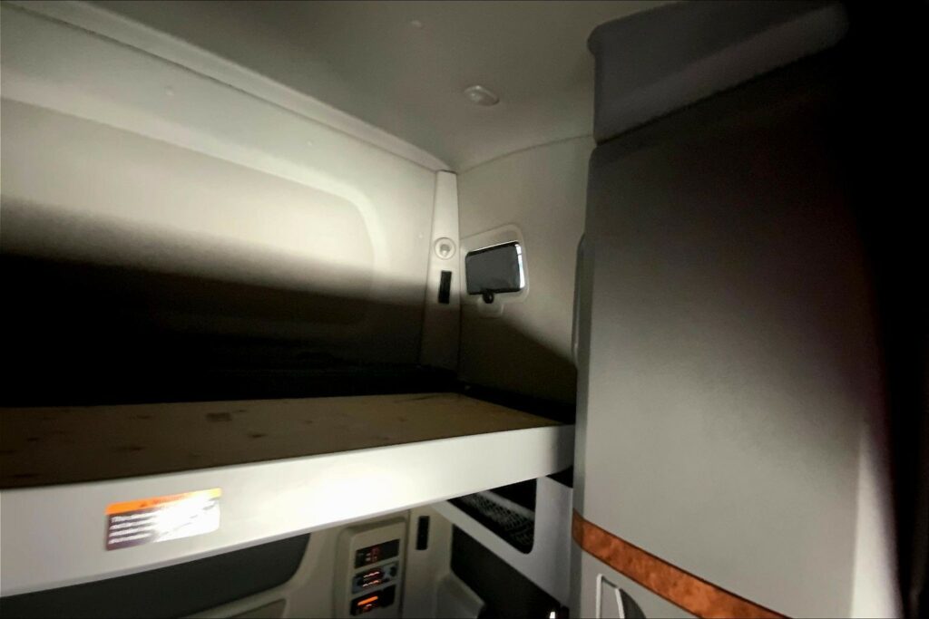 2021 CUM LT625 6×4 Sleeper