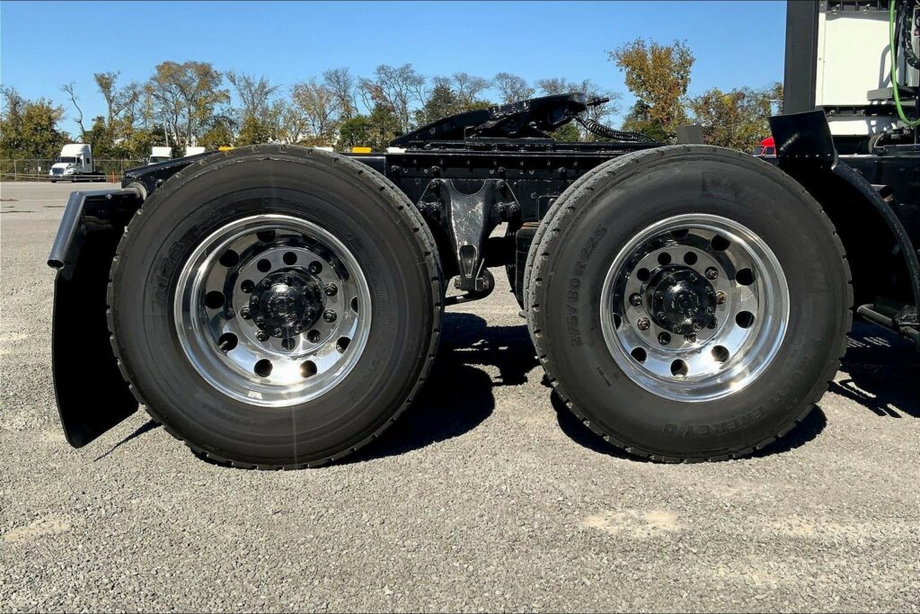 2021 CUM LT625 6×4 Sleeper