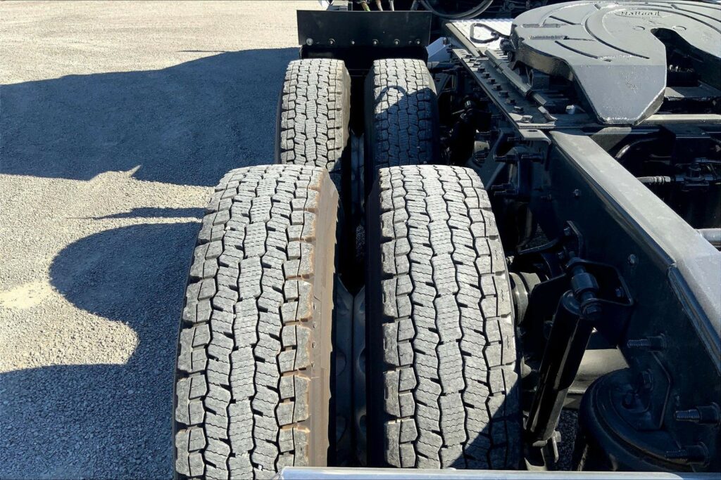 2021 CUM LT625 6×4 Sleeper