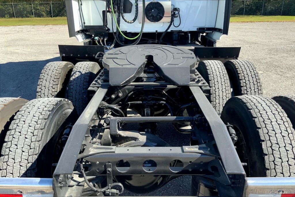 2021 CUM LT625 6×4 Sleeper