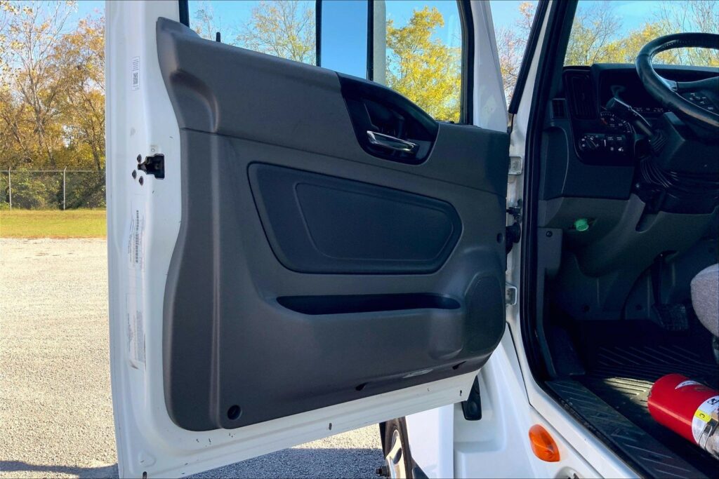 2021 CUM LT625 6×4 Sleeper