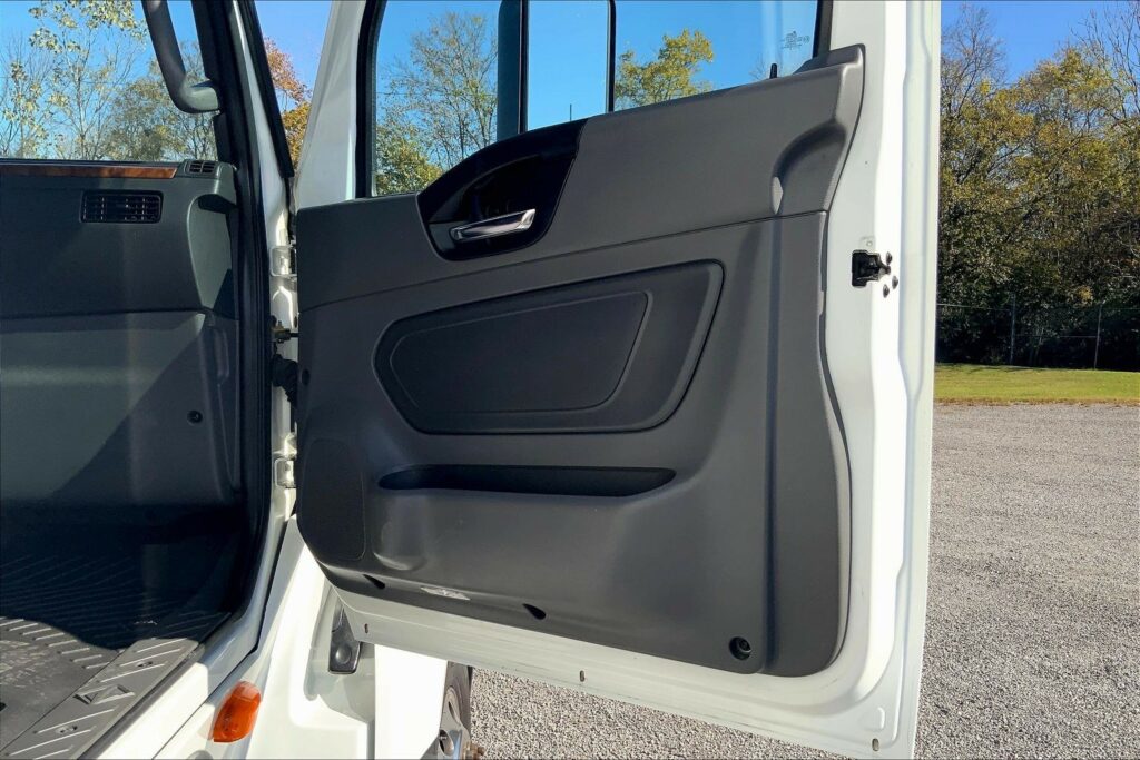 2021 CUM LT625 6×4 Sleeper