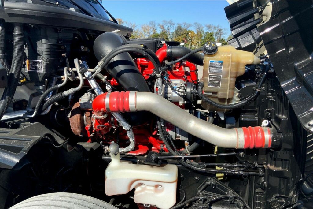 2021 CUM LT625 6×4 Sleeper