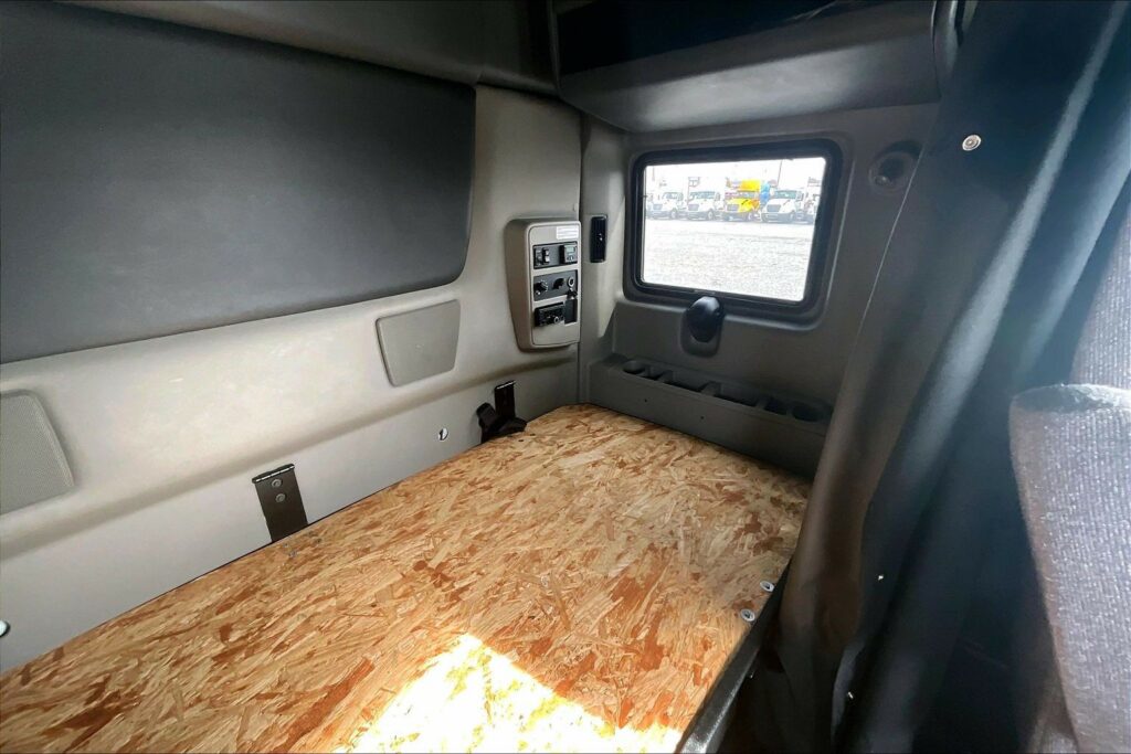 2022 INT LT625 6×4 Sleeper