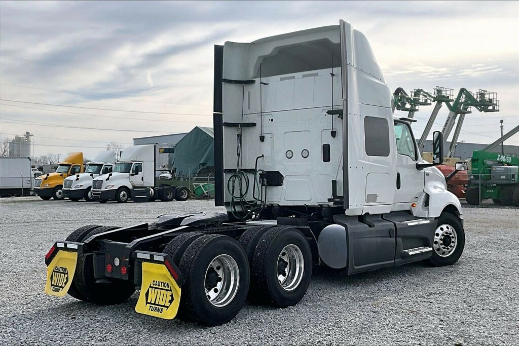 2022 INT LT625 6×4 Sleeper