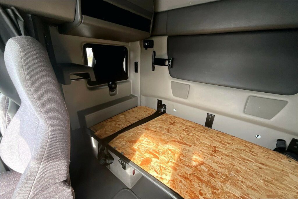 2022 INT LT625 6×4 Sleeper