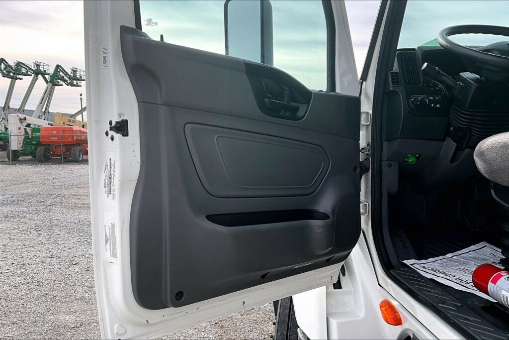 2022 INT LT625 6×4 Sleeper