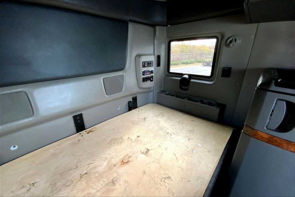 2022 INT LT625 6×4 Sleeper