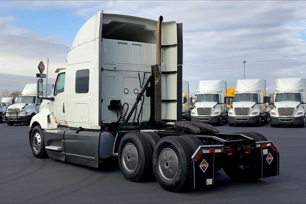 2022 INT LT625 6×4 Sleeper