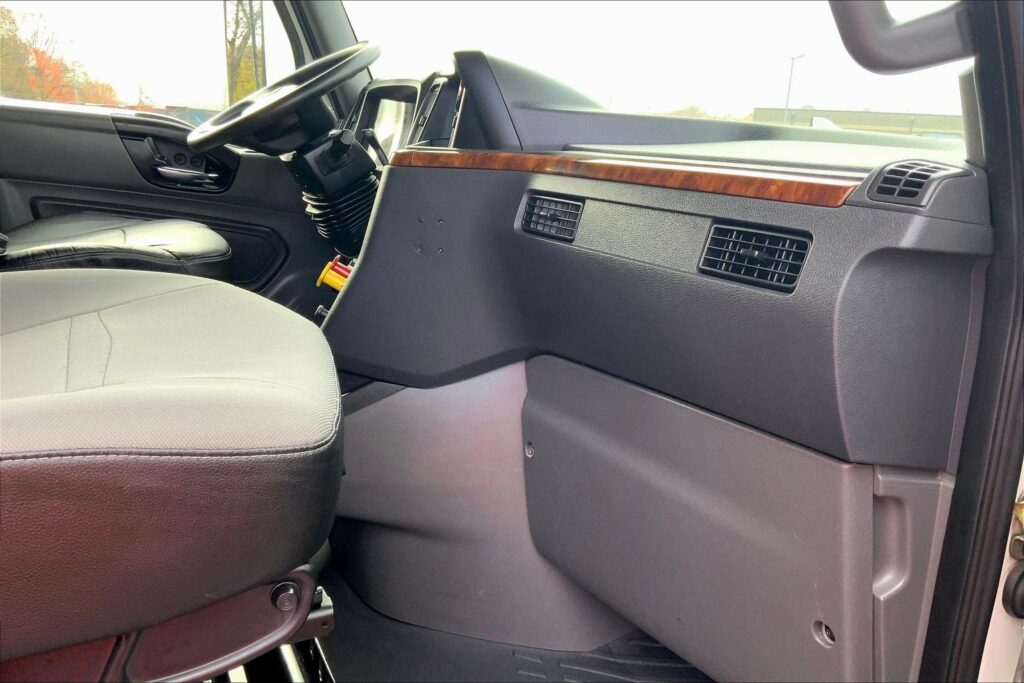 2022 INT LT625 6×4 Sleeper