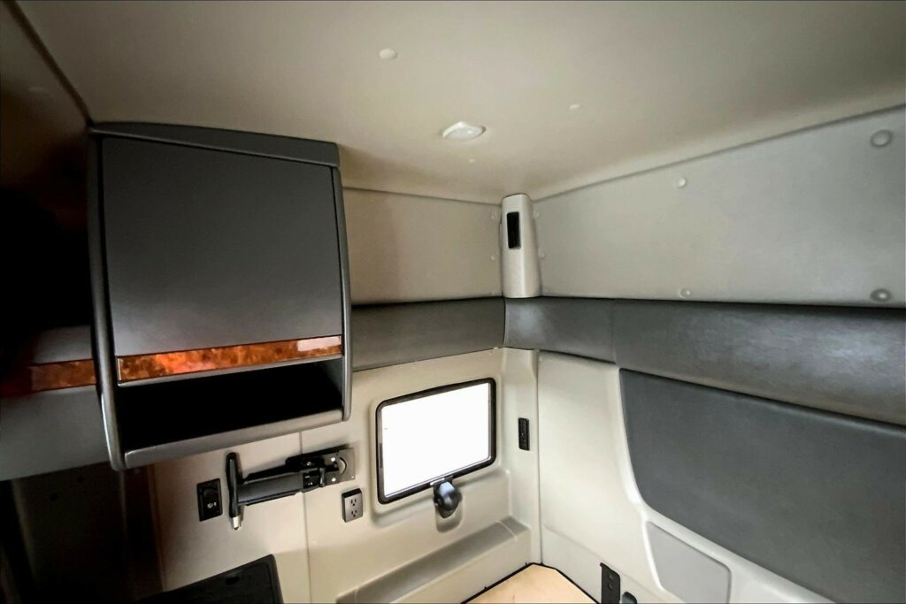 2022 INT LT625 6×4 Sleeper