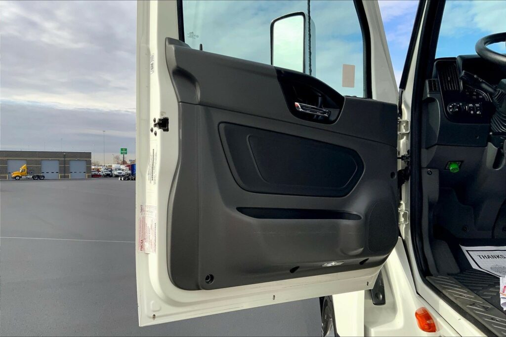 2022 INT LT625 6×4 Sleeper