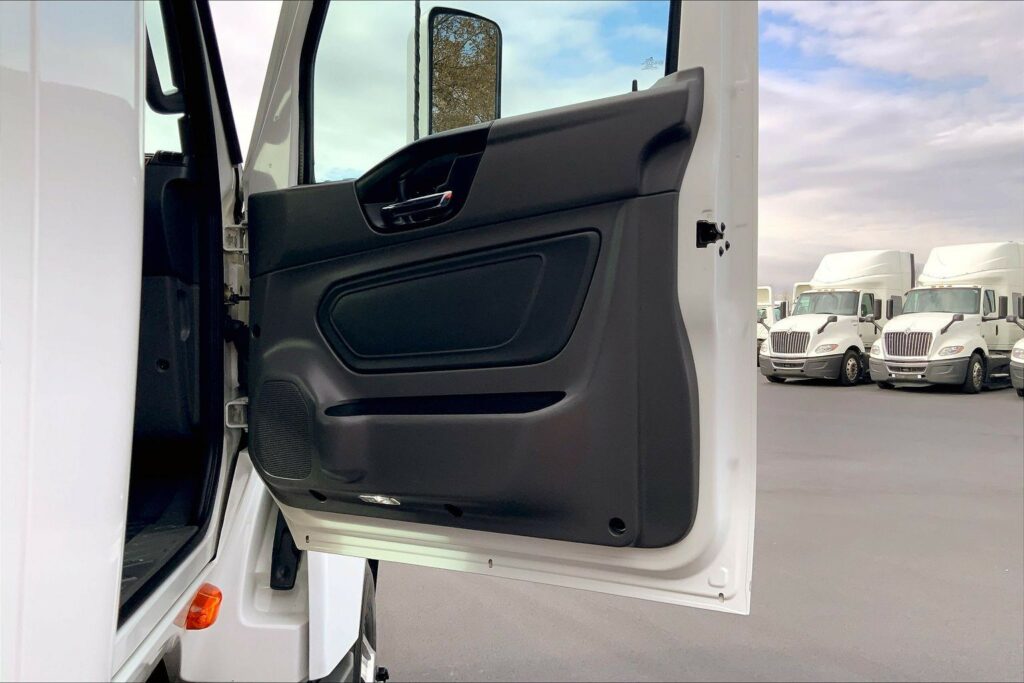 2022 INT LT625 6×4 Sleeper