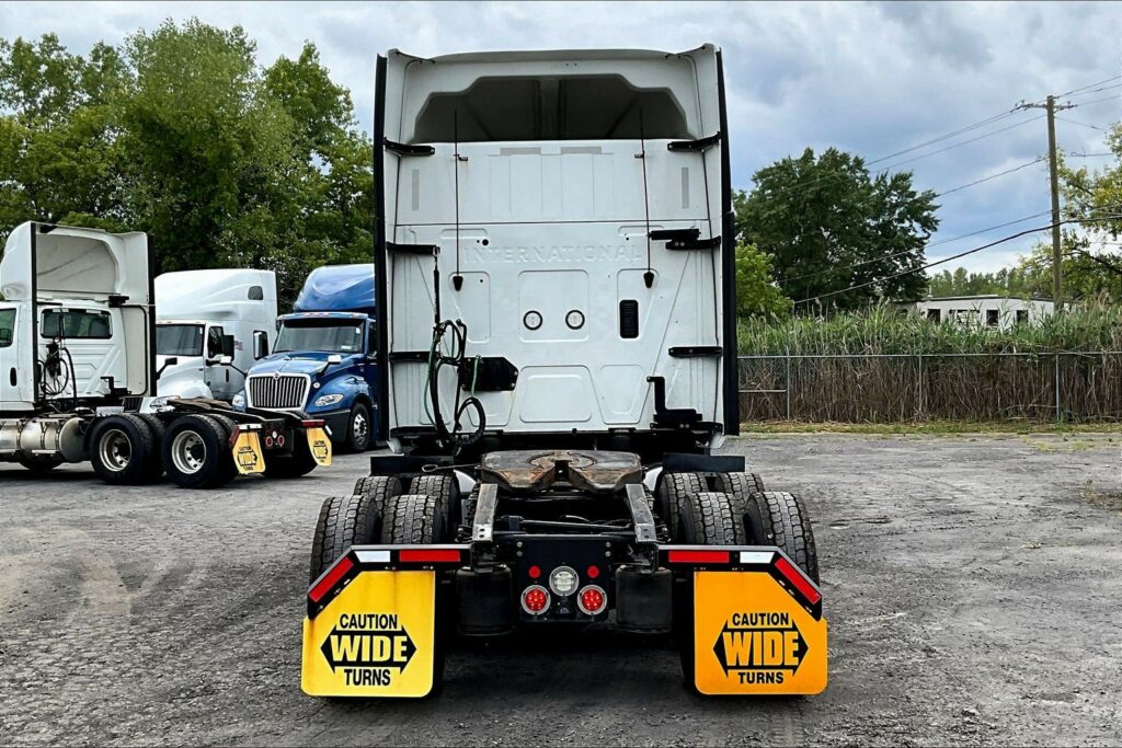 2022 INT LT625 6×4 Sleeper