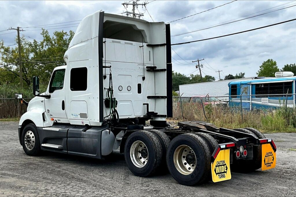 2022 INT LT625 6×4 Sleeper