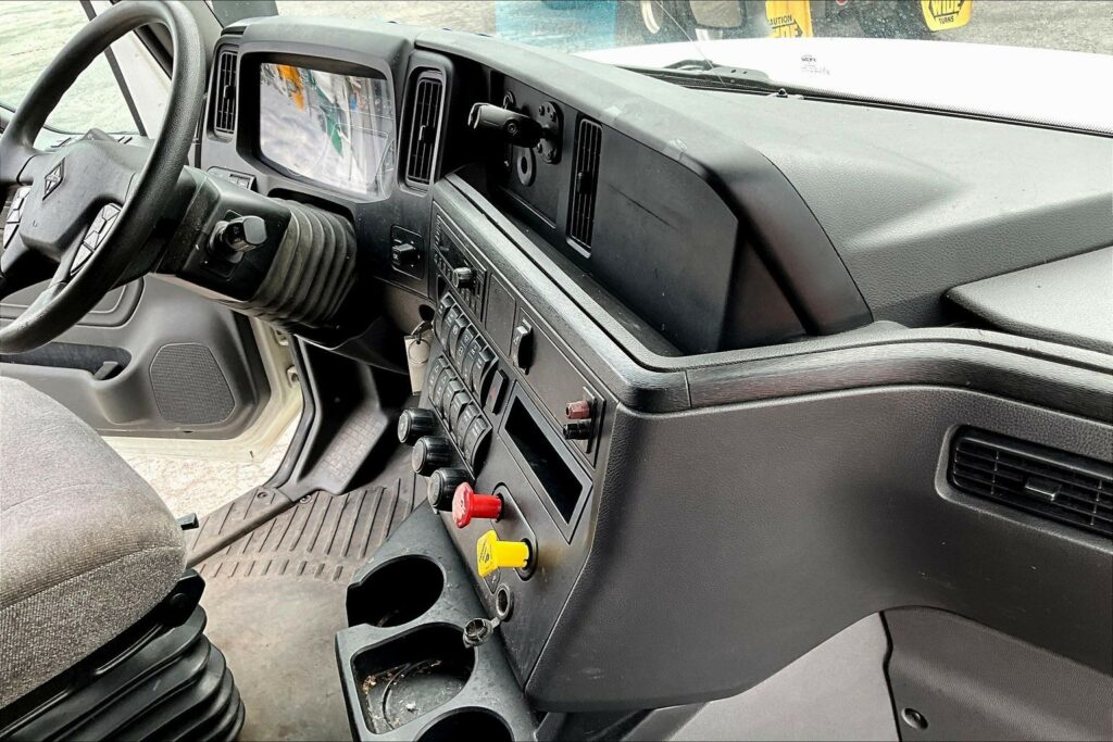 2022 INT LT625 6×4 Sleeper