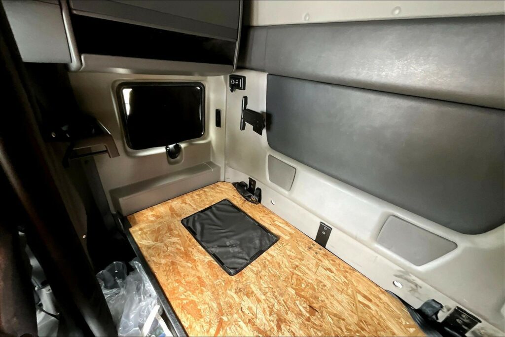 2022 INT LT625 6×4 Sleeper