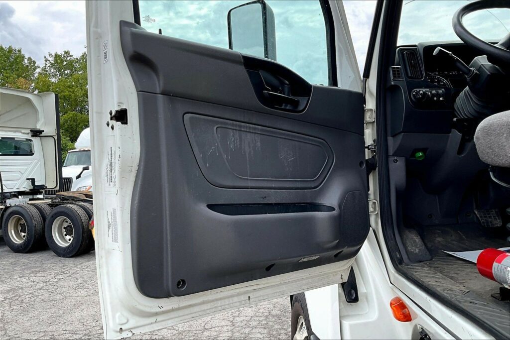 2022 INT LT625 6×4 Sleeper