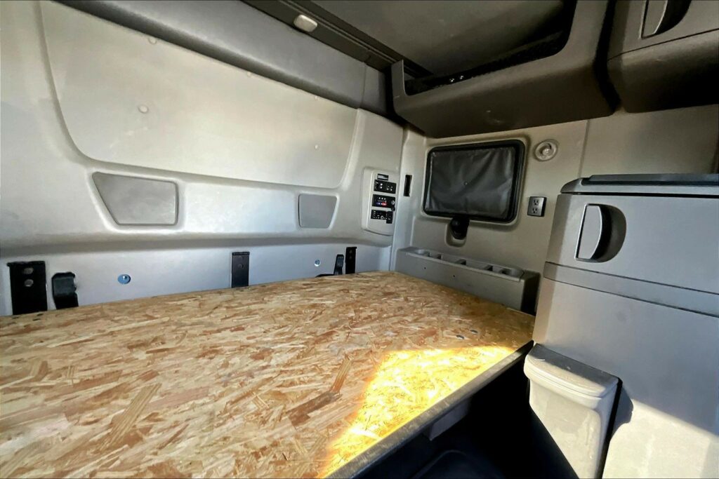 2022 INT LT625 6×4 Sleeper