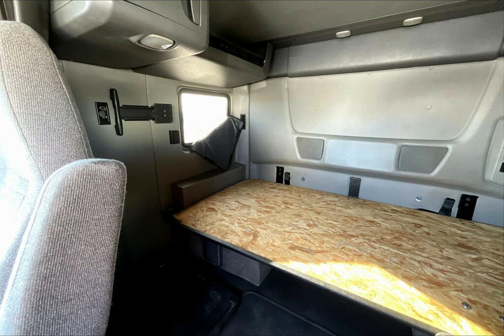 2022 INT LT625 6×4 Sleeper