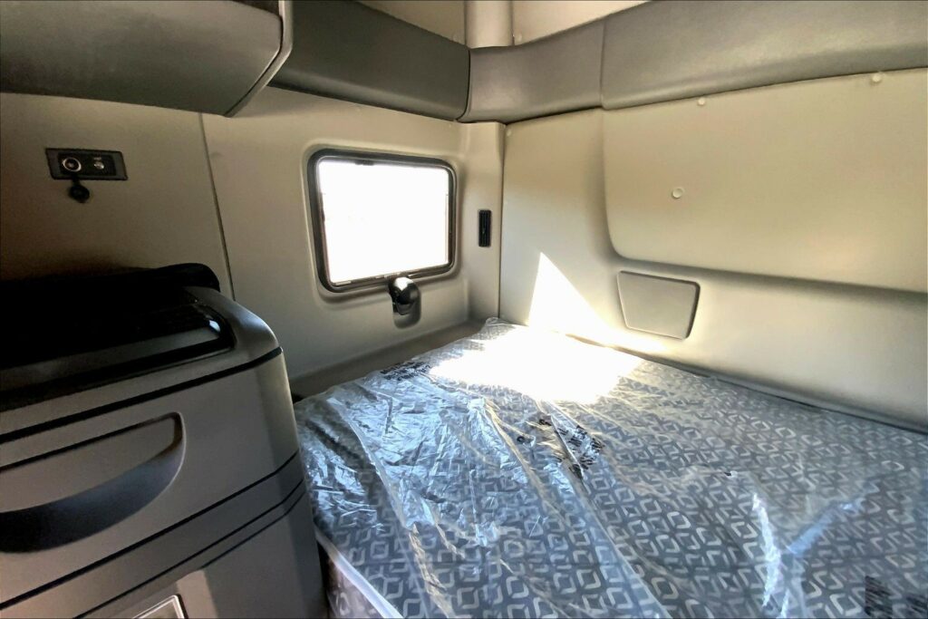 2023 INT LT625 6×4 Sleeper