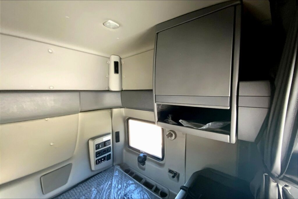 2023 INT LT625 6×4 Sleeper