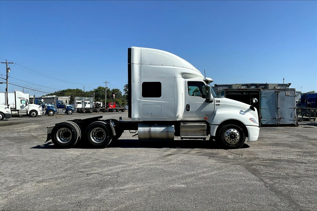 2022 INT LT625 6×4 Sleeper