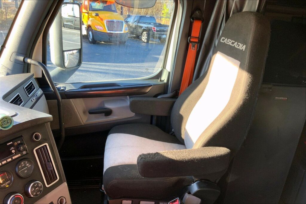 2022 FRG CASCADIA Sleeper