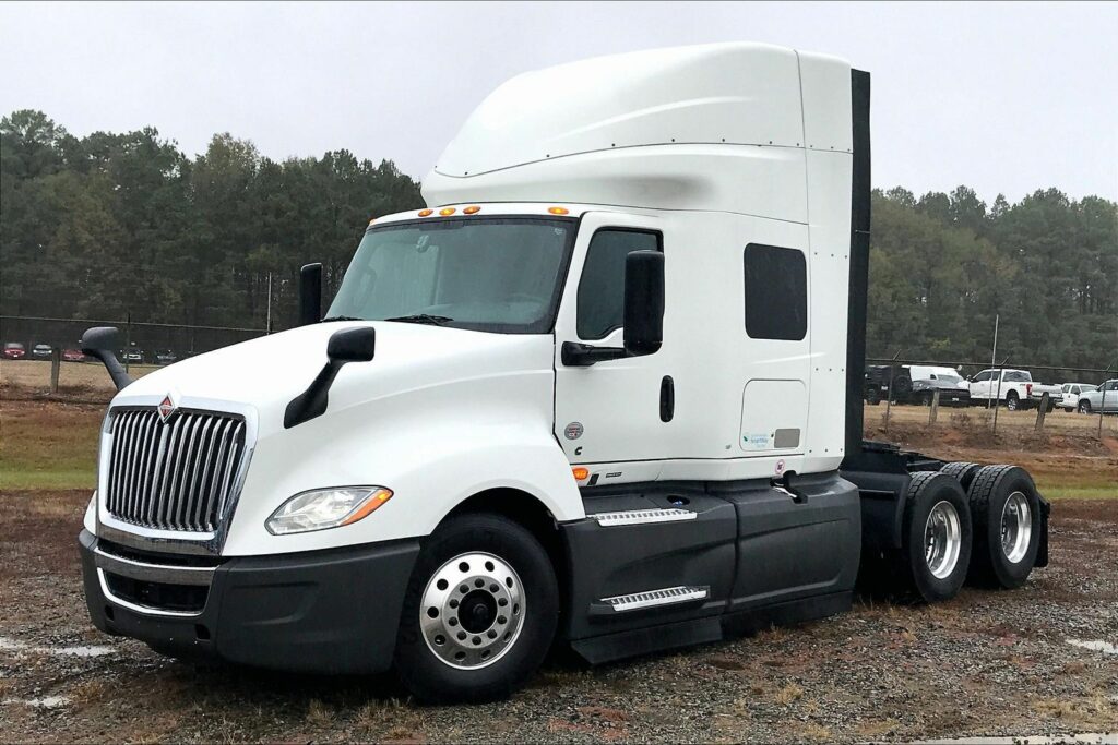 2022 CUM LT625 6×4 Sleeper