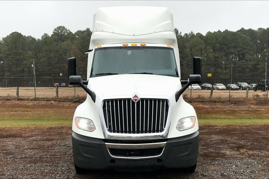 2022 CUM LT625 6×4 Sleeper