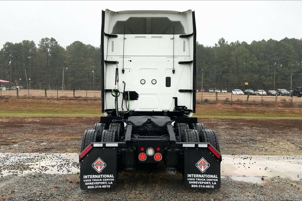 2022 CUM LT625 6×4 Sleeper