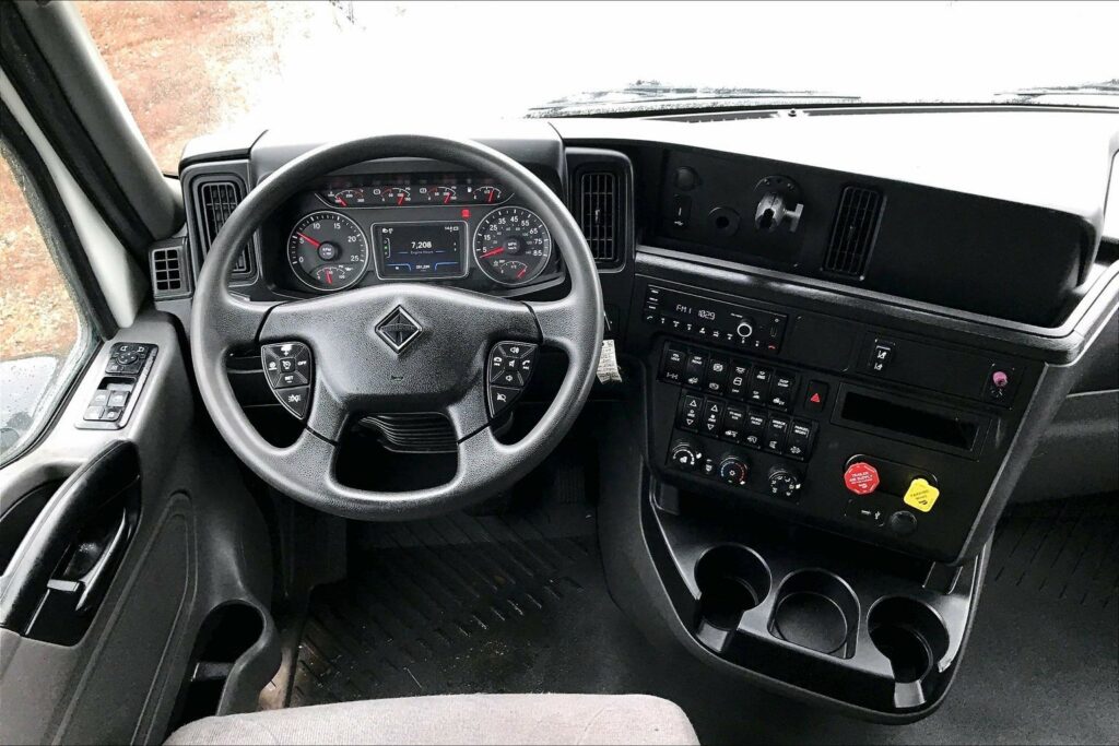 2022 CUM LT625 6×4 Sleeper