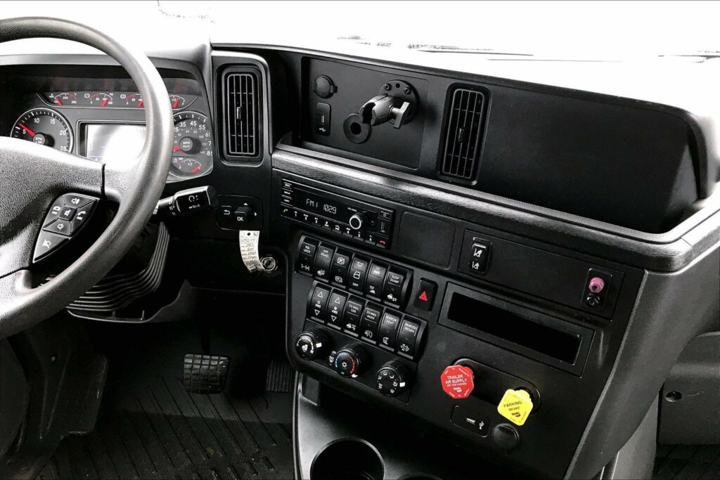 2022 CUM LT625 6×4 Sleeper