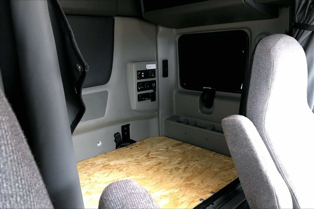 2022 CUM LT625 6×4 Sleeper