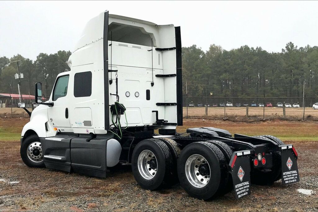 2022 CUM LT625 6×4 Sleeper
