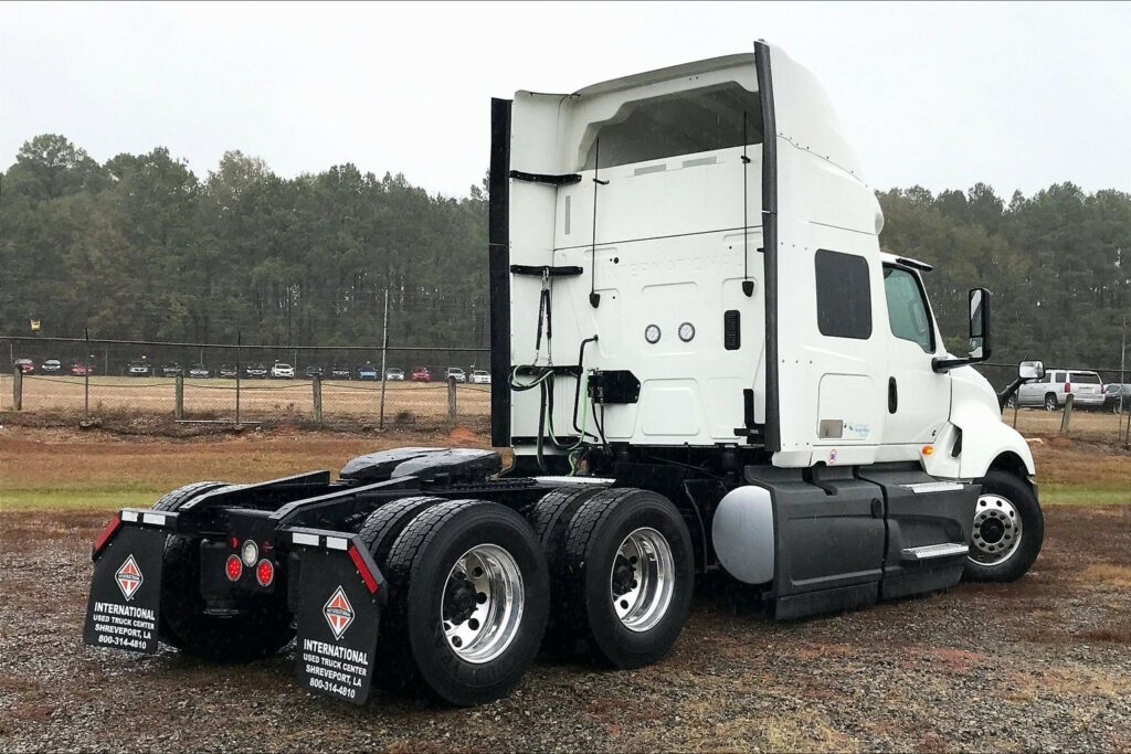 2022 CUM LT625 6×4 Sleeper