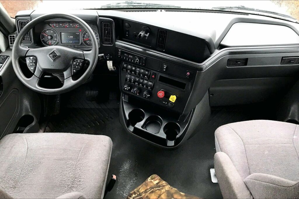 2022 CUM LT625 6×4 Sleeper