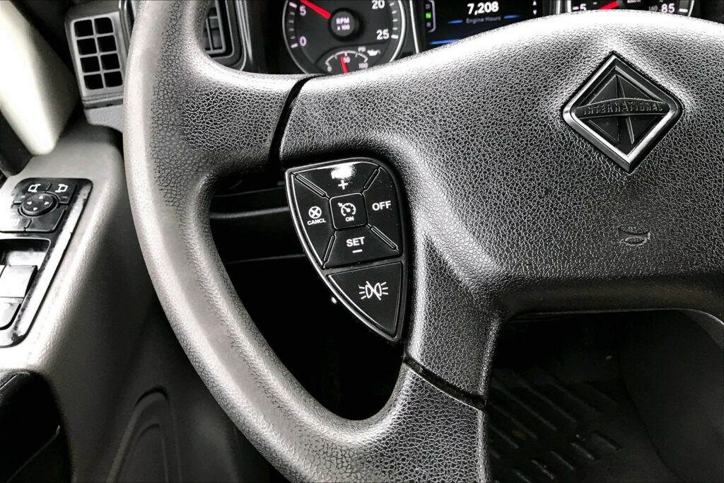 2022 CUM LT625 6×4 Sleeper