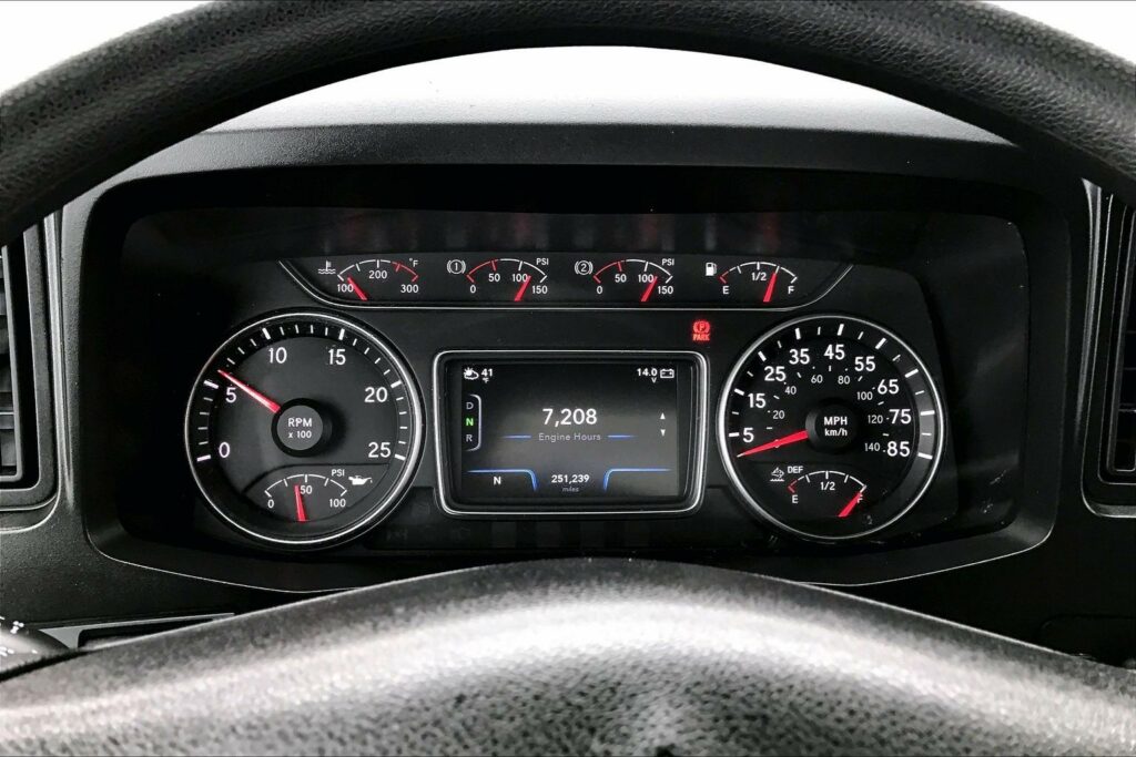 2022 CUM LT625 6×4 Sleeper