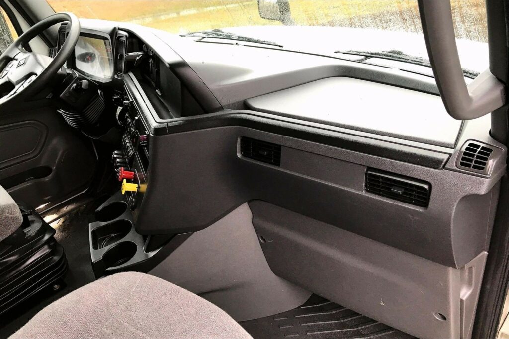 2022 CUM LT625 6×4 Sleeper