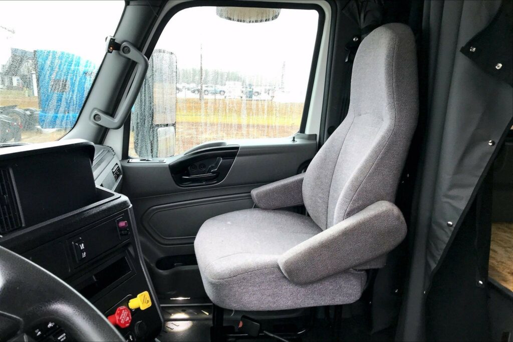 2022 CUM LT625 6×4 Sleeper