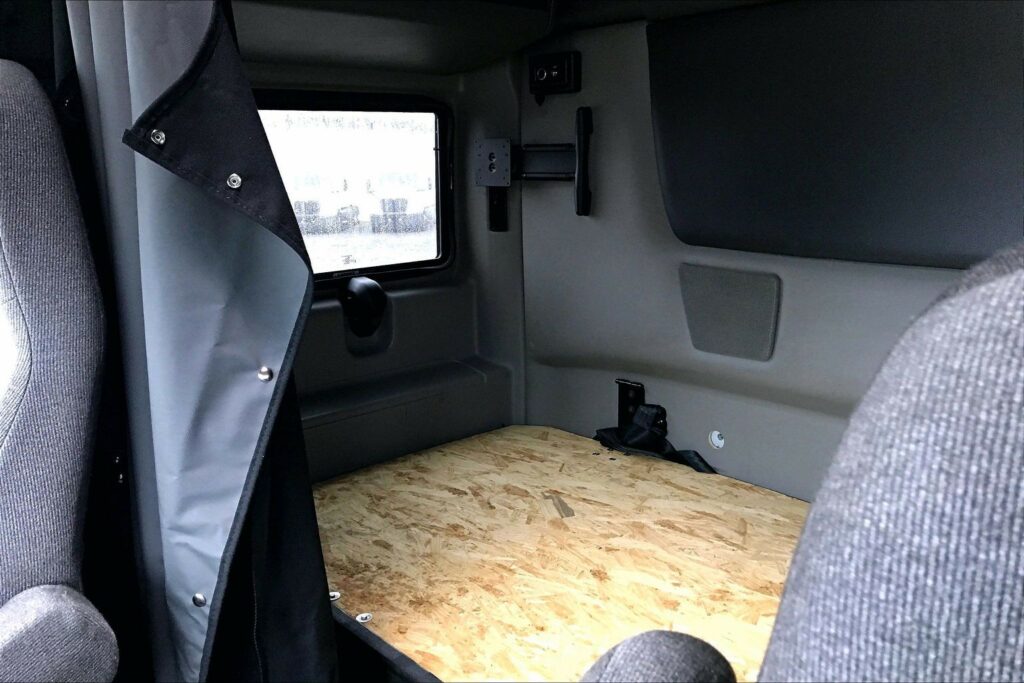 2022 CUM LT625 6×4 Sleeper