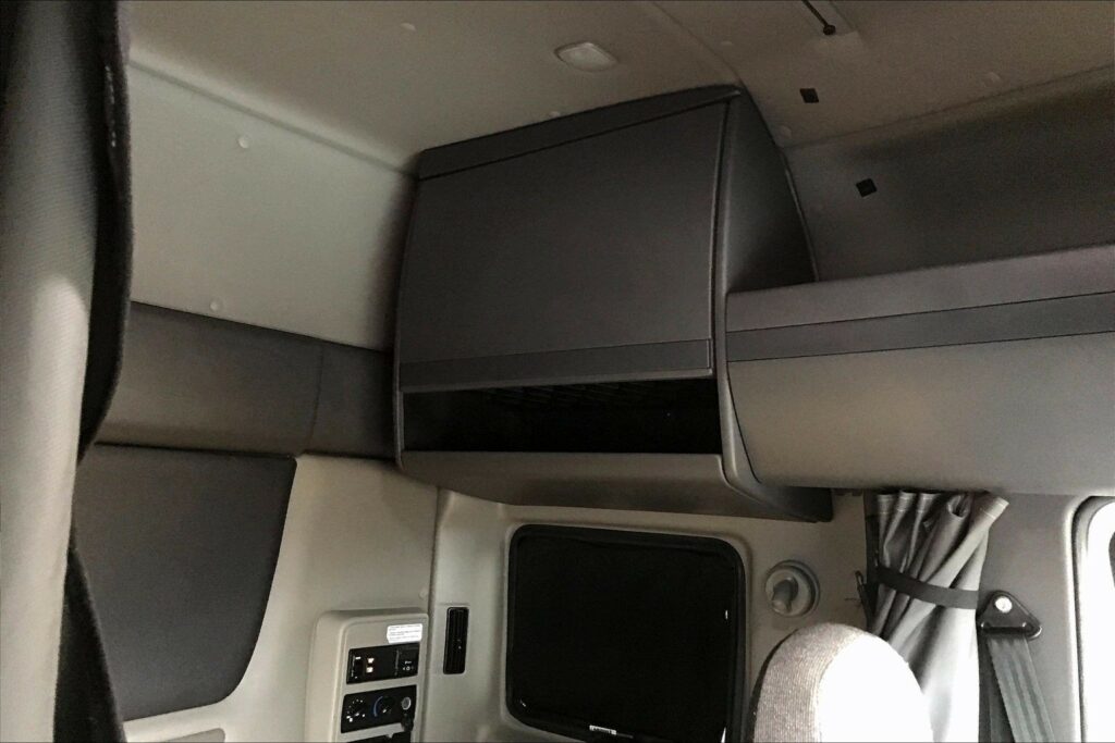 2022 CUM LT625 6×4 Sleeper