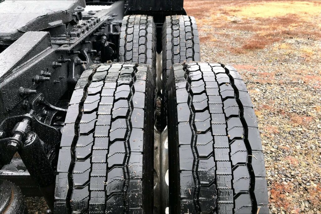 2022 CUM LT625 6×4 Sleeper