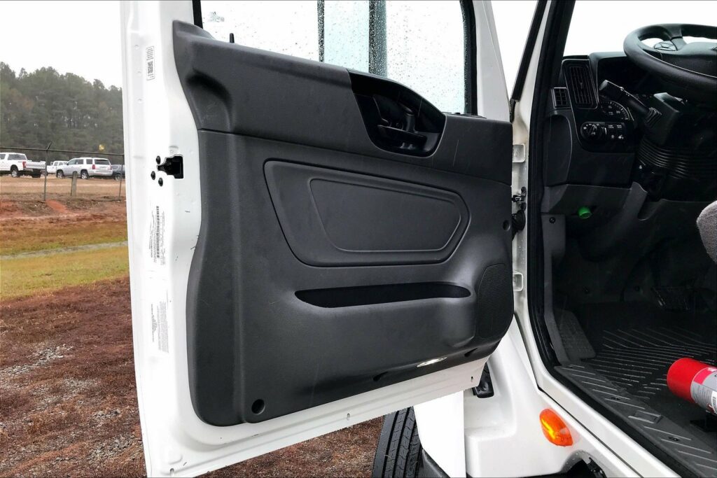 2022 CUM LT625 6×4 Sleeper