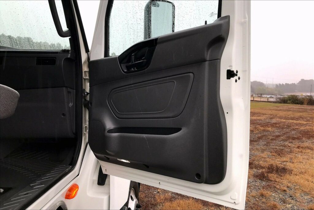 2022 CUM LT625 6×4 Sleeper