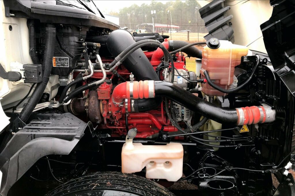 2022 CUM LT625 6×4 Sleeper