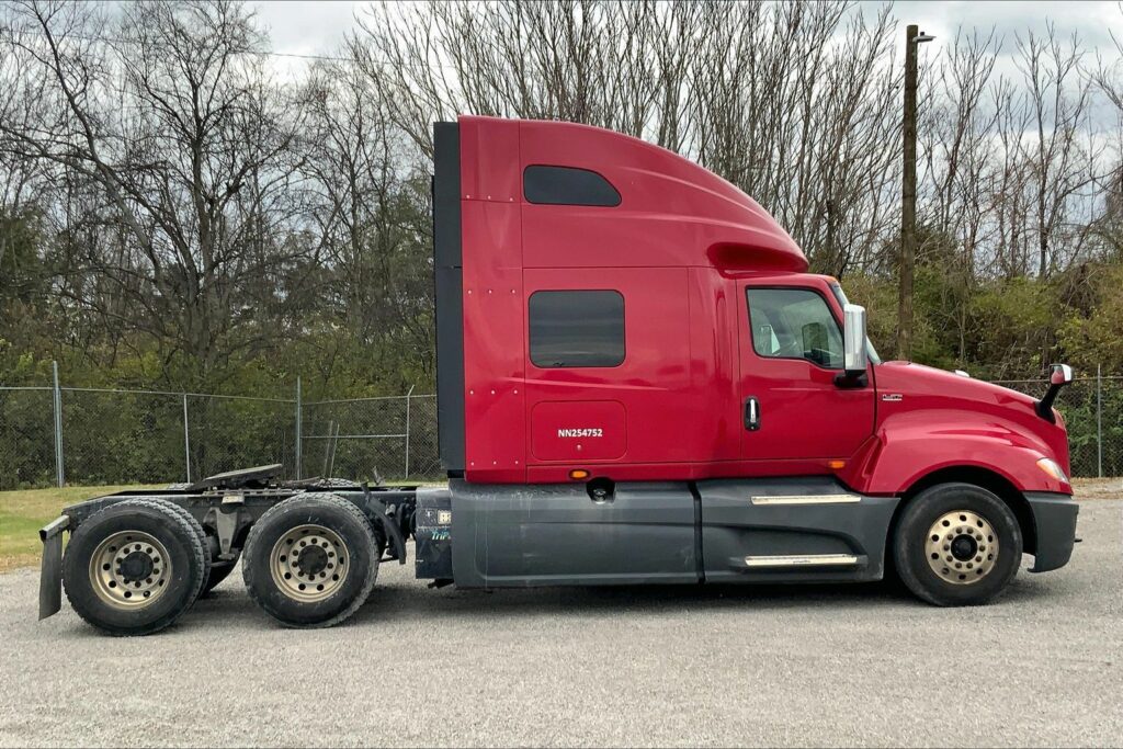 2022 CUM LT625 6×4 Sleeper
