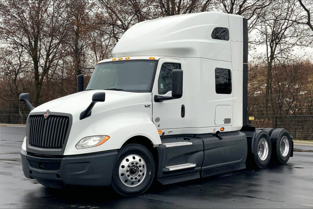 2022 CUM LT625 6×4 Sleeper